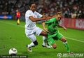 图文：英格兰0-0阿尔及利亚 双方球员激烈拼抢