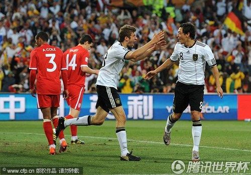 图文:德国4-1英格兰 穆勒拥抱厄齐尔_2010南非