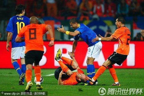 图文:荷兰2-1巴西 梅洛对罗本犯规_世界杯图片