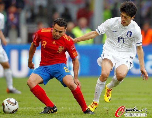 图文:热身赛西班牙1-0韩国 哈维控球