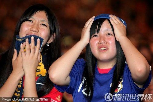 图文:日本球迷聚集看转播 同为国足加油(12)_2
