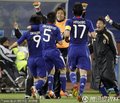 图文：丹麦1-3日本 日本队员拥抱庆祝
