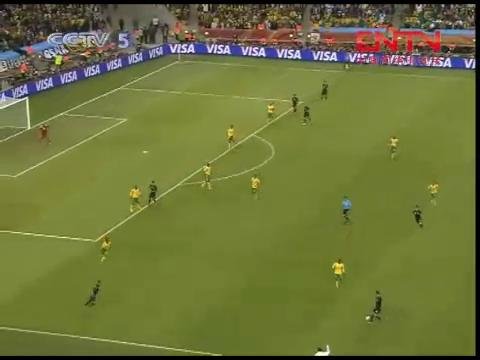 视频:多斯桑托斯35米任意球 位置太正遭没收_