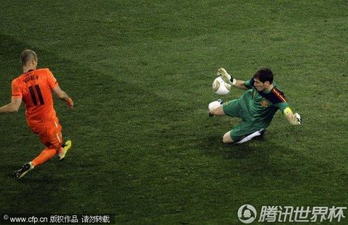 图文:荷兰VS西班牙 罗本错失单刀_2010南非世界杯