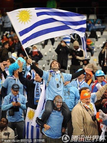 图文:乌拉圭VS荷兰 赛前球迷入场(18)_2010南