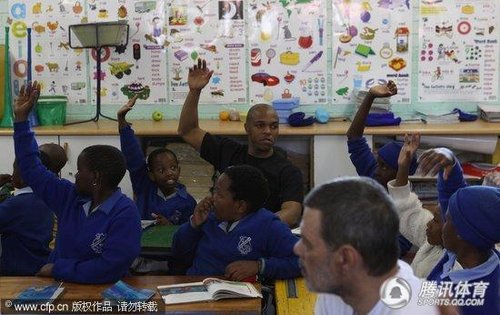 图文:福琼领衔名宿参加小学开幕典礼(16)_世界