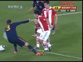 视频：巴拉圭队员人球分过 皮克无奈放倒对手