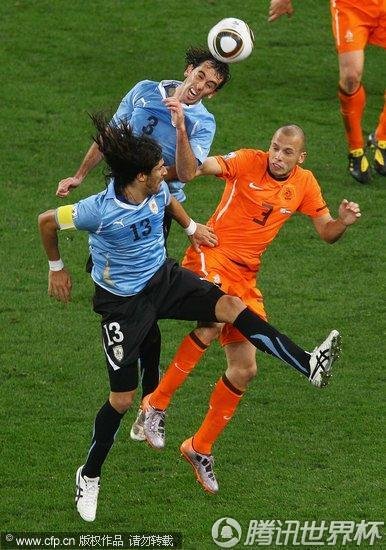 图文:荷兰3-2乌拉圭 戈丁争抢头球_2010南非世界杯