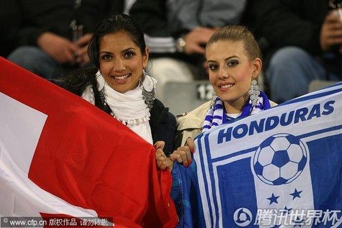 图文:瑞士VS洪都拉斯 双方美女球迷_2010南非