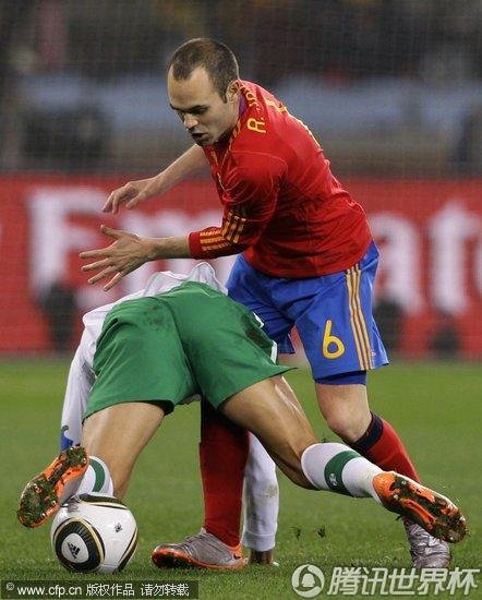 图文:西班牙VS葡萄牙 伊涅斯塔争抢球权_世界杯图片