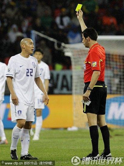 图文:乌拉圭2-1韩国 车杜里吃黄牌_世界杯图片