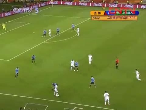 视频集锦:犯规遇上烂草皮 技术足球美丽不在_