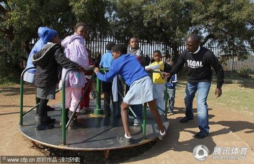 图文:福琼领衔名宿参加小学开幕典礼(13)_世界