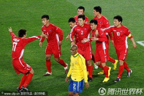 图文:巴西2-1朝鲜 朝鲜队员进球狂喜_世界杯图
