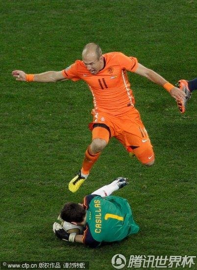 图文:荷兰VS西班牙 罗本直面圣卡西_世界杯图