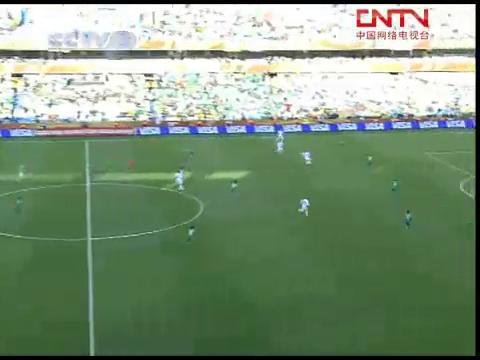 视频:希腊队角球推射 尼日利亚门将以脚挡出