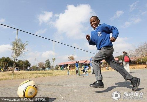 图文:福琼领衔名宿参加小学开幕典礼(10)_世界