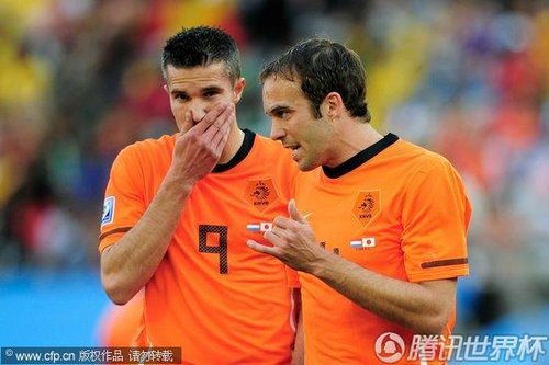 图文:荷兰VS日本 范佩西商量对策_2010南非世界杯