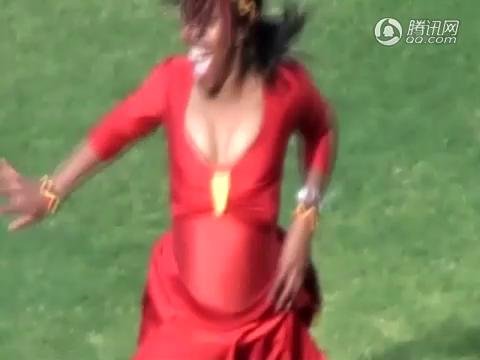 视频：荷丹大战中场休息 美女紧身衣秀热舞