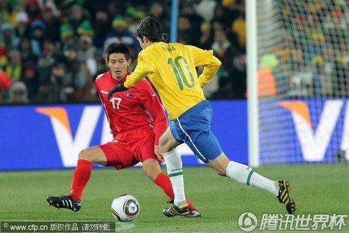 图文:巴西2-1朝鲜 卡卡带球过人_2010南非世界