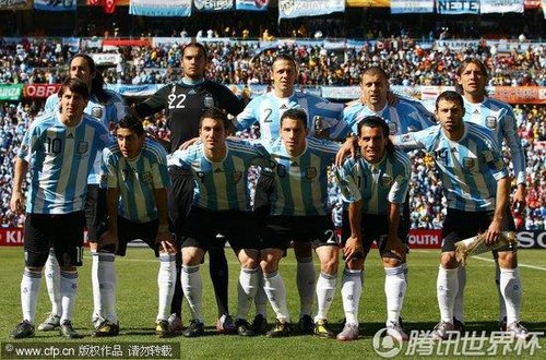图文:阿根廷vs韩国+阿根廷队首发合影
