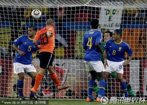 图文:荷兰2-1巴西 斯内德头球射门_世界杯图片