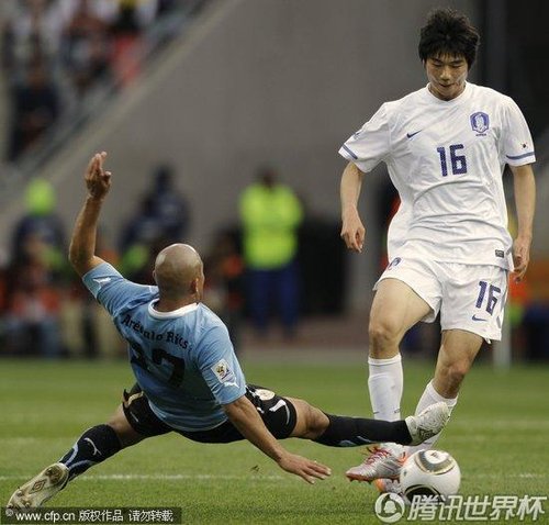 图文:乌拉圭2-1韩国 里奥斯铲球_2010南非世界杯