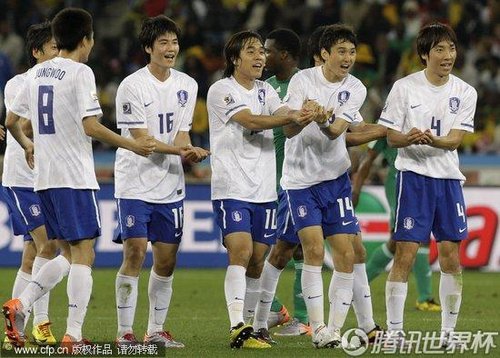图文:尼日利亚VS韩国 韩国球员进球庆祝_201