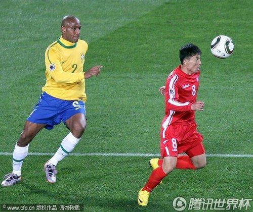 图文:巴西2-1朝鲜 志尹南转身拿球_2010南非世