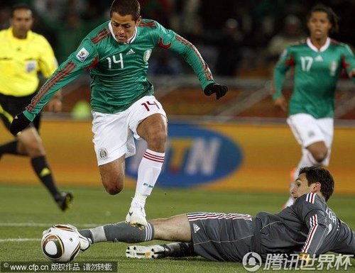 图文:墨西哥2-0法国 埃尔南德斯带球过人_世界