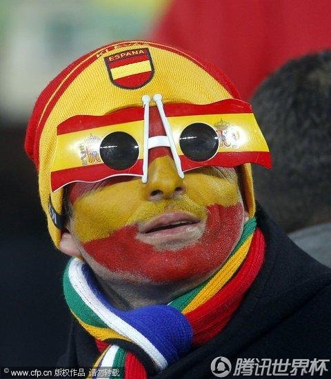 图文:巴拉圭VS西班牙 球迷夸张眼镜_世界杯图