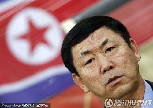 图文:朝鲜vs科特迪瓦 朝鲜主教练金正勋_2010