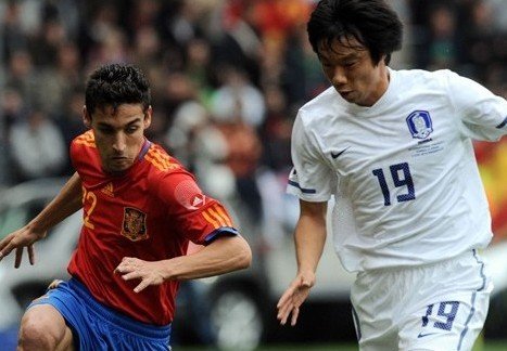 图文:热身赛西班牙VS韩国 双方球员拼抢 _世界