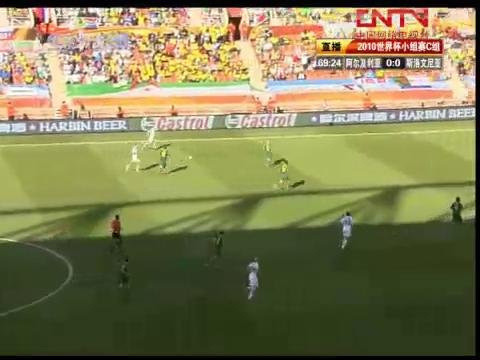 视频:阿尔及利亚获角球 争顶队员玩起对对碰_