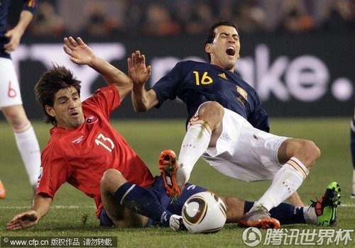图文:智利VS西班牙 布斯克茨遭遇铲断_2010南