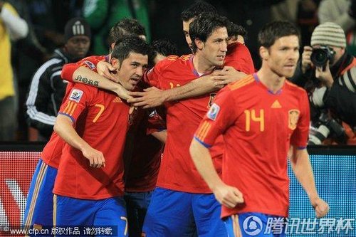 图文:西班牙vs洪都拉斯 球员相拥庆祝进球_世界
