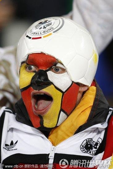 图文:加纳VS德国 球迷足球头造型_世界杯图片