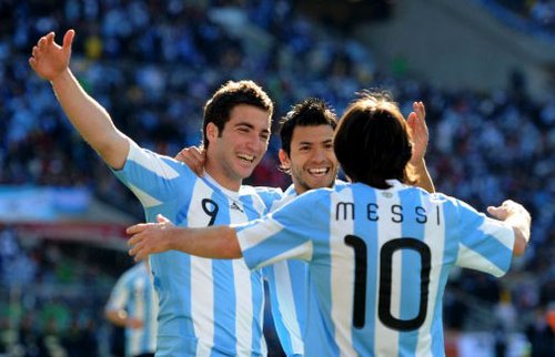 阿根廷锋线或生变 阿奎罗:我+梅西无坚不摧_2