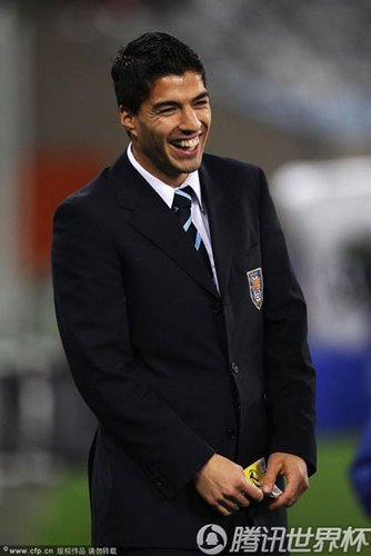 图文:乌拉圭VS荷兰 苏亚雷斯观战英气十足_世