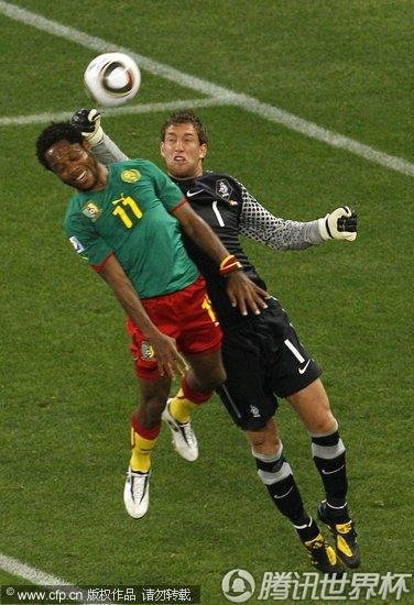 图文:喀麦隆VS荷兰 门将鱼跃扑救_世界杯图片