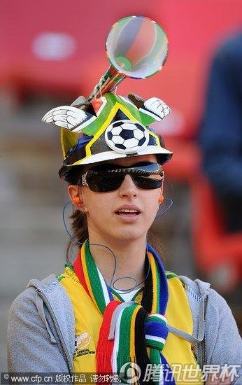 图文:德国VS塞尔维亚 美女球迷墨镜助阵_201