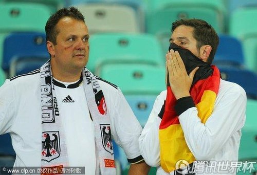 图文:西班牙1-0德国 德国球迷伤心流泪_世界杯