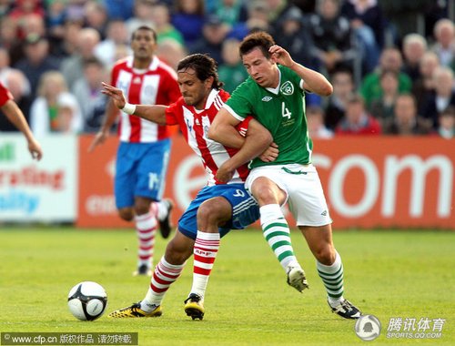图文:热身赛巴拉圭VS爱尔兰 圣克鲁斯护球