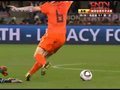 视频：荷兰铁腰遭倒勾爆头 范博梅尔凶狠滑铲