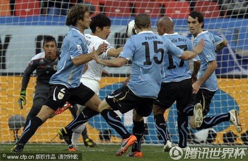 图文:乌拉圭VS韩国 乌拉圭队员防守认真