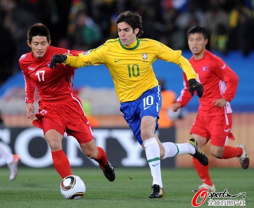 图文:巴西VS朝鲜 卡卡突破_2010南非世界杯