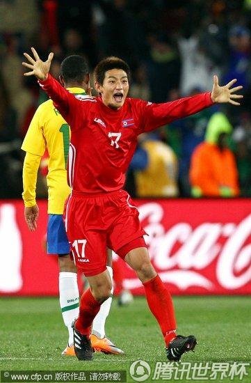 图文:巴西2-1朝鲜 安英学狂呼庆祝队友入球_世