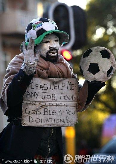 图文:南非足球气氛浓 街头创意乞讨者_世界杯