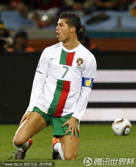 图文:西班牙VS葡萄牙 C罗屡遭侵犯
