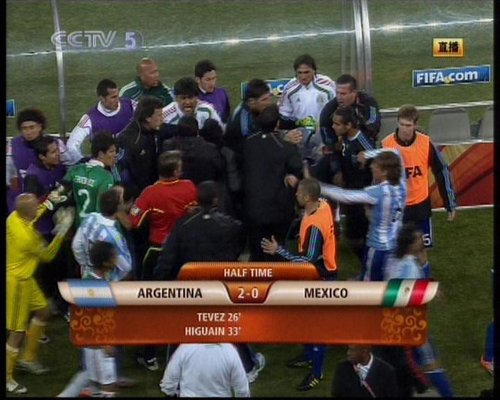 图文:阿根廷vs墨西哥 中场休息险起冲突_2010